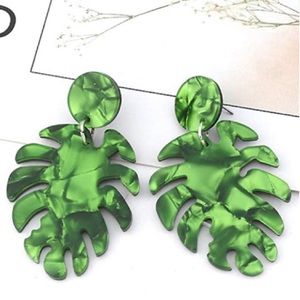 ⭐️3/$25 NWT Tortoise Leaf Statement Earring Green